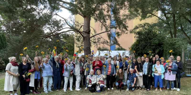 Gruppenfoto mit ehrenamtlichen und hauptamtlichen Sterbebegleiter*innen des Ambulanten Hospizdienstes anlässlich des 20. Jubiläums.