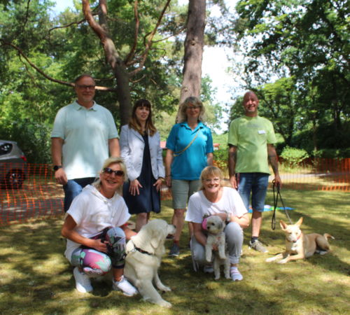 Gruppe mit Teilnehmenden und ihren Hunden am Aktionstag "Kollege Hund"