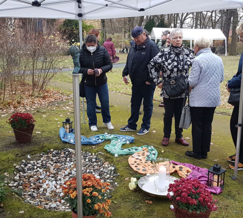 Den Toten gedenken an unserer Gedenkstätte im Garten Werlseestraße