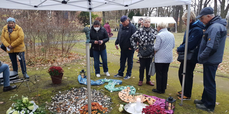 Den Toten gedenken an unserer Gedenkstätte im Garten Werlseestraße